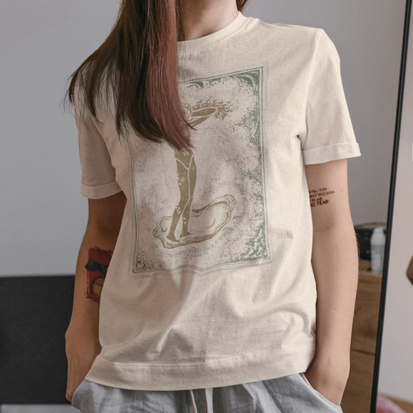 Vintage Venus Standing on Shell Tee - Picture 2 of 5